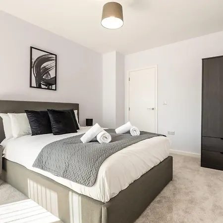 Contemporary 2 Bedroom In *