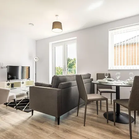 Contemporary 2 Bedroom In Apartment York