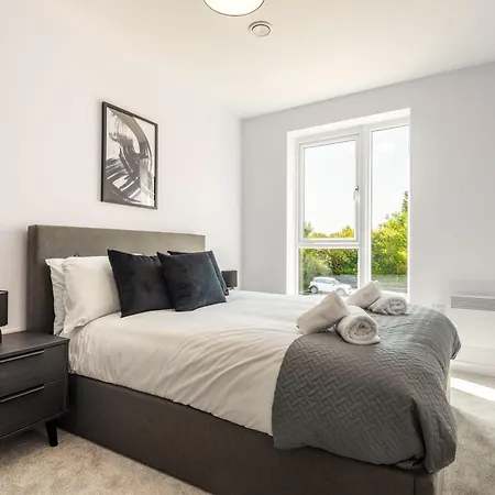 Contemporary 2 Bedroom In Apartment