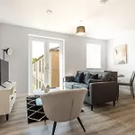 Apartment Contemporary 2 Bedroom In