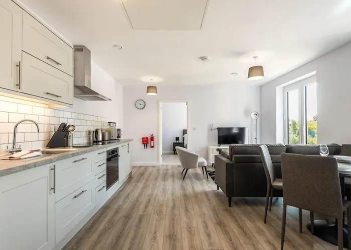 Contemporary 2 Bedroom In *